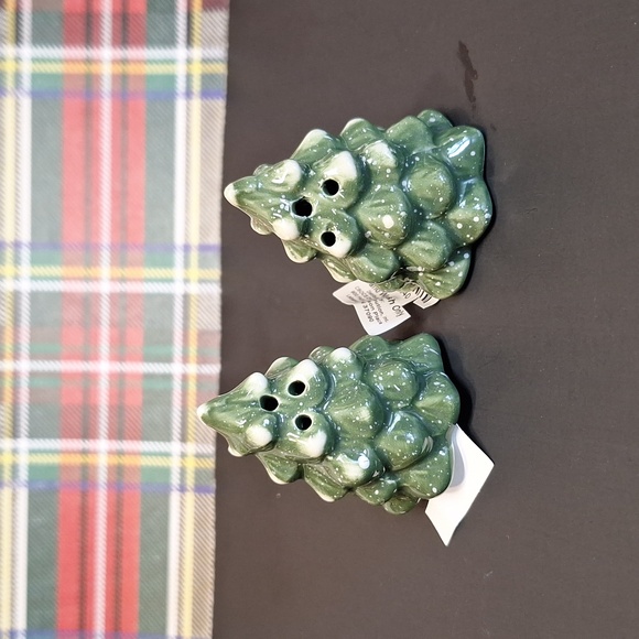 Cracker Barrel Stoneware Christmas Tree Camper Salt Pepper Shaker Set - Picture 3 of 5
